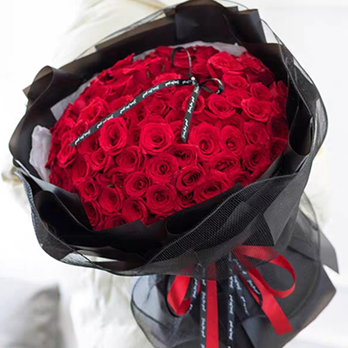 66枝红玫瑰，黑色丝带装饰