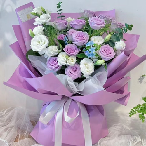 12枝紫玫瑰，白色洋桔梗、蓝星花、喷泉草、尤加利绿叶搭配