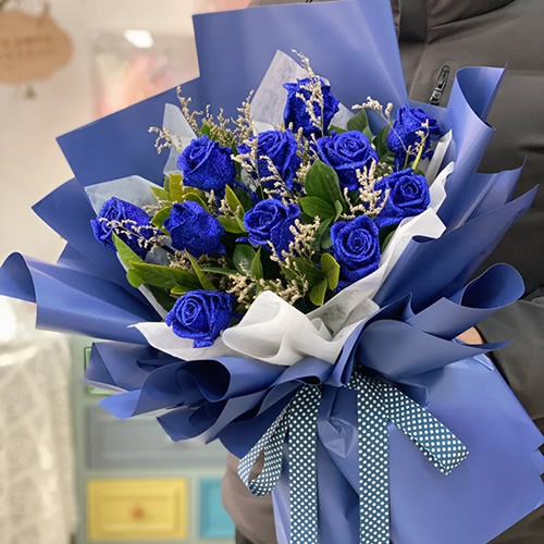 11枝蓝色妖姬玫瑰，情人草、栀子叶搭配
