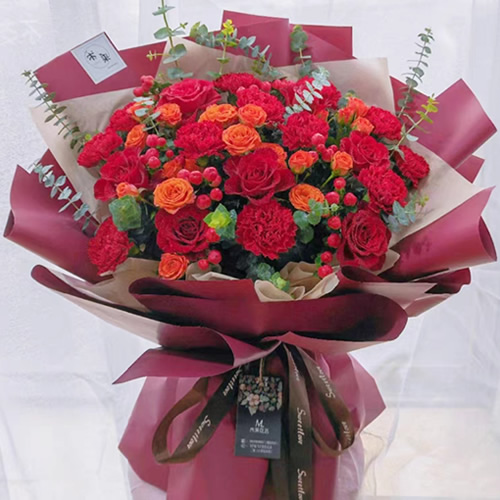 12枝红色康乃馨，7枝红玫瑰，橙色多头玫，红豆、尤加利叶搭配