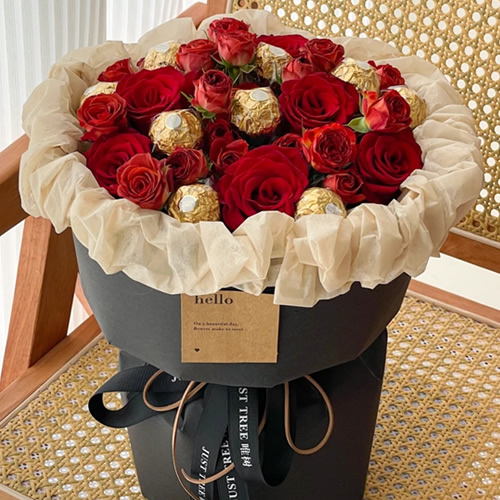 9颗费列罗巧克力，10枝红玫瑰，红色多头玫搭配