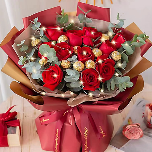 10颗费列罗巧克力，11枝红玫瑰，灯串，尤加利叶搭配