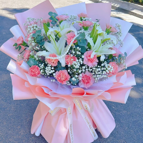 18枝粉色康乃馨，6朵白百合，白色满天星，尤加利叶搭配
