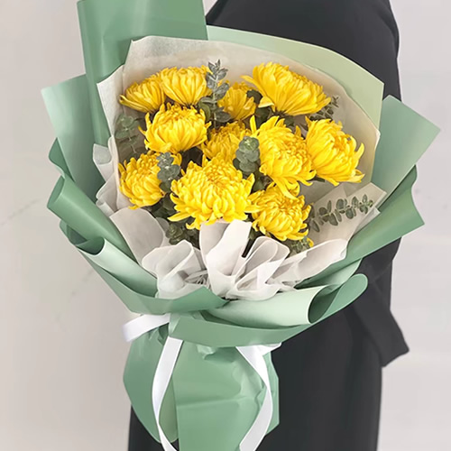 11枝黄色大菊花，尤加利搭配