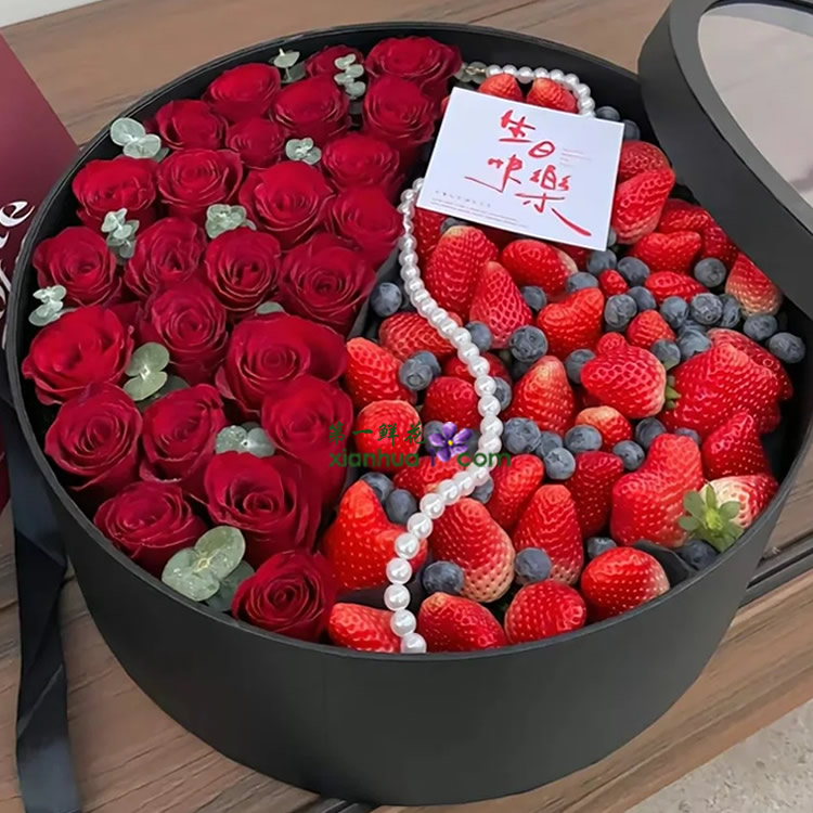 27枝红玫瑰，尤加利叶搭配；草莓、蓝莓、珍珠链装饰