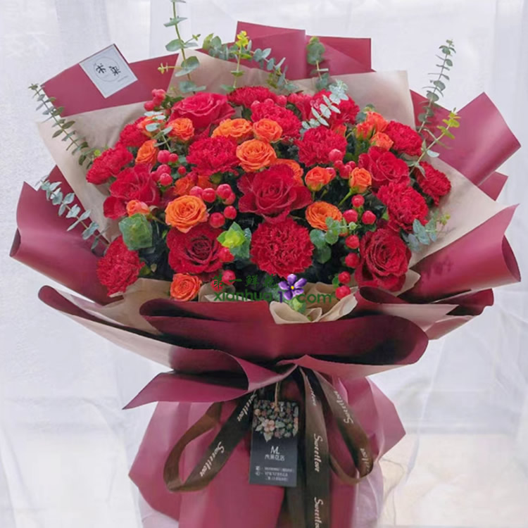 12枝红色康乃馨，7枝红玫瑰，橙色多头玫，红豆、尤加利叶搭配