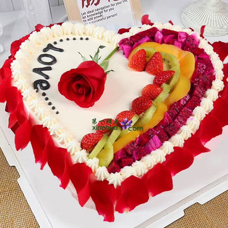 8寸心形鲜奶水果蛋糕，玫瑰花瓣装饰