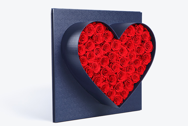 永生玫瑰系列：红色永生玫瑰（花朵直径6-7cm）填满心形礼盒