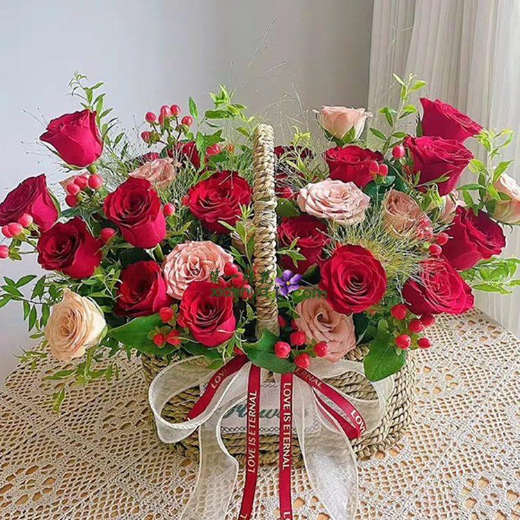 18枝红玫瑰，11枝卡布奇诺玫瑰，红豆，喷泉草，细叶尤加利搭配
