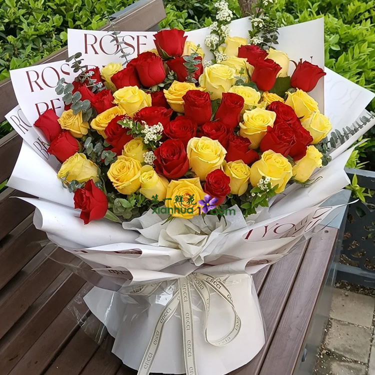 27枝红玫瑰，25枝黄玫瑰，雪柳，尤加利搭配