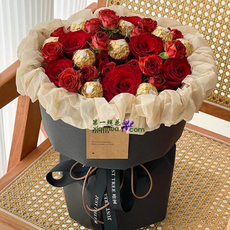 9颗费列罗巧克力，10枝红玫瑰，红色多头玫搭配