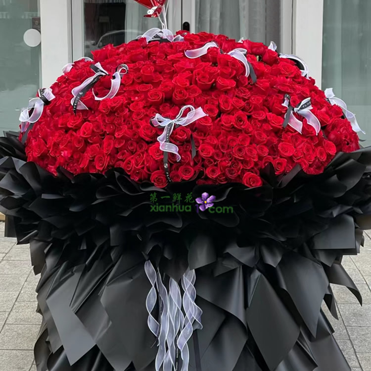 1314枝红玫瑰，丝带花结装饰