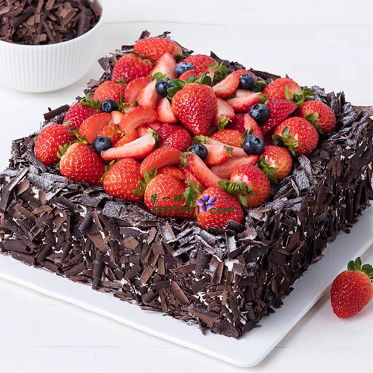 8寸方形鲜奶巧克力蛋糕，巧克力碎片、草莓或时令水果装饰