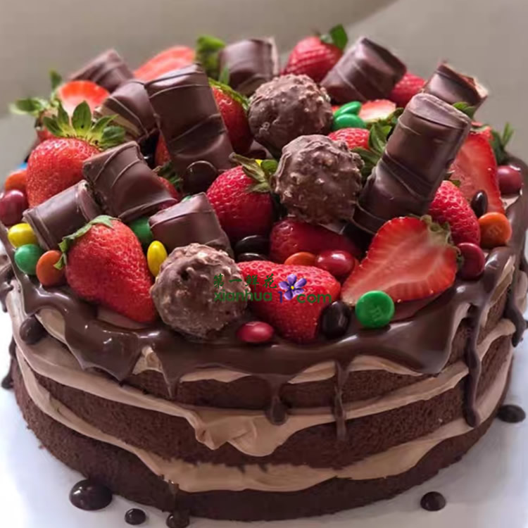 8寸圆形巧克力裸蛋糕，中间夹心草莓、巧克力装饰