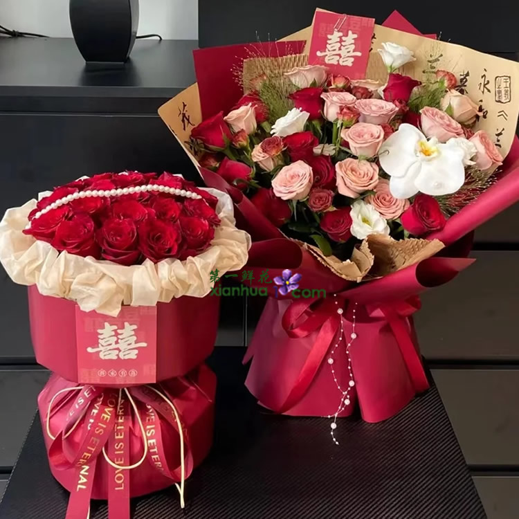 新娘花束：18枝红玫瑰 珍珠链装饰，小香风包装；长辈花束：13枝卡布奇诺玫瑰，14枝红玫瑰，1朵白色蝴蝶兰，白色洋桔梗，巧克力多头玫，喷泉草